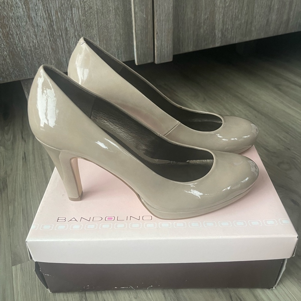 NWB Bandolino Galleigh Tan Heel Pumps 9 M